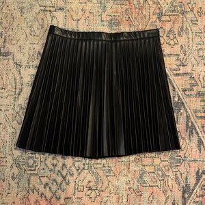 Post Elegant Black Pleated Mini Skirt